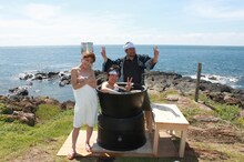 左から鈴木奈々、千原ジュニア、ケンドーコバヤシ。(c)広島テレビ