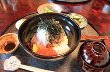 ケンドーコバヤシらが食べる海鮮丼。(c)広島テレビ