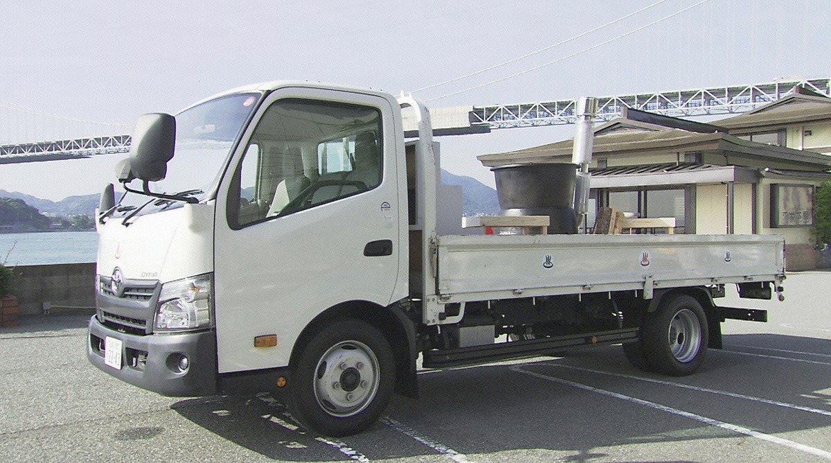 ケンドーコバヤシが運転するトラック。(c)広島テレビ