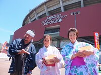 左からケンドーコバヤシ、熊切あさ美、古閑美保。(c)広島テレビ