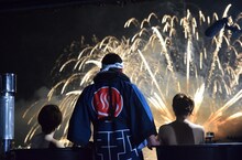 花火を眺めるケンドーコバヤシ、熊切あさ美、古閑美保。(c)広島テレビ