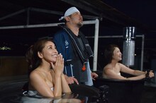 左から熊切あさ美、ケンドーコバヤシ、古閑美保。(c)広島テレビ