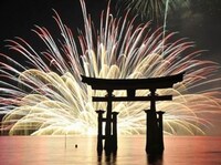 ケンドーコバヤシらが観賞する花火大会。(c)広島テレビ