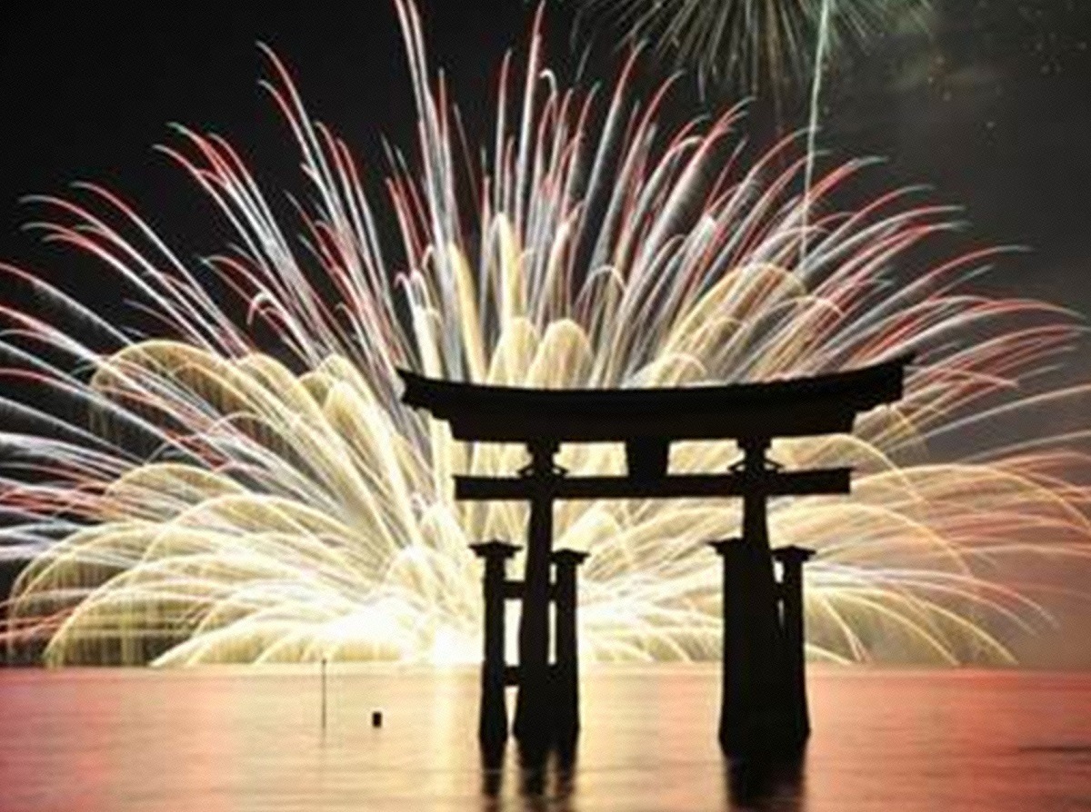 ケンドーコバヤシらが観賞する花火大会。(c)広島テレビ