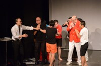 ライブスタッフのわっしー教授（左から2人目）を巻き込むノーセンス芸人たち。