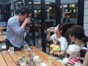 カメラマンを務めるスピードワゴン井戸田（左）。(c)CBC