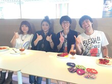 左から海原やすよ ともこ、スーパーマラドーナ田中、スマイル・ウーイェイよしたか。