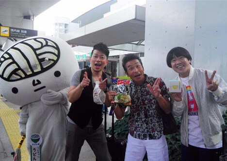 間寛平と雨上がり決死隊。(c)MBS