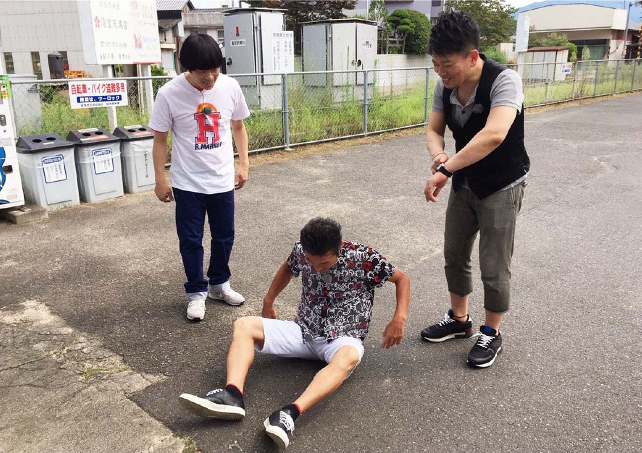 間寛平と雨上がり決死隊。(c)MBS