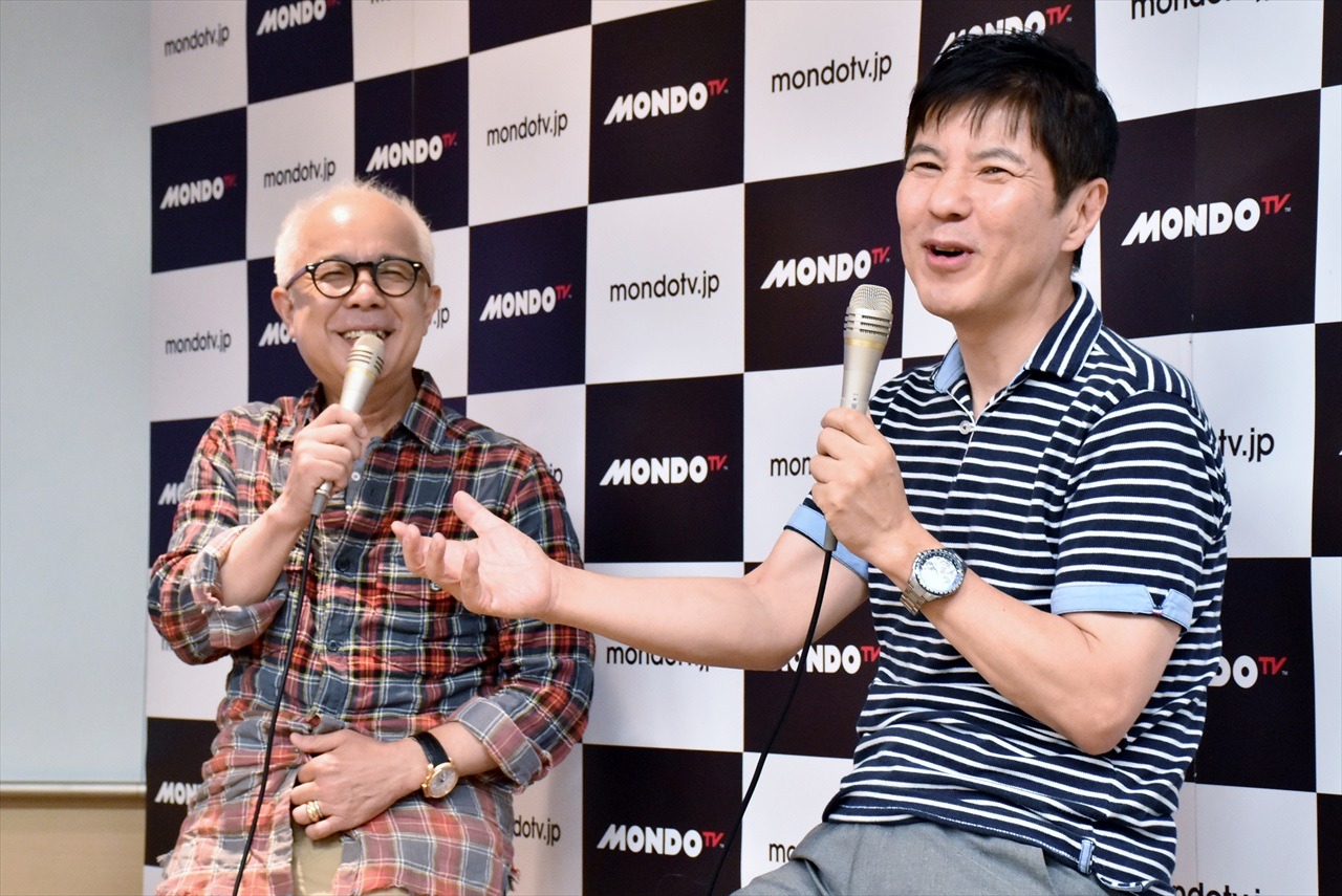 新番組「コサキンのラジオごっこ」の記者会見に出席した（左から）小堺一機、関根勤。