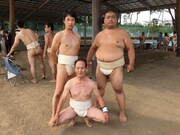 「ゆるふんクラブ」として「第1回有宗杯 小相撲8月場所」に出場したゆんぼだんぷカシューナッツ（右）。