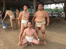 「ゆるふんクラブ」として「第1回有宗杯 小相撲8月場所」に出場したゆんぼだんぷカシューナッツ（右）。