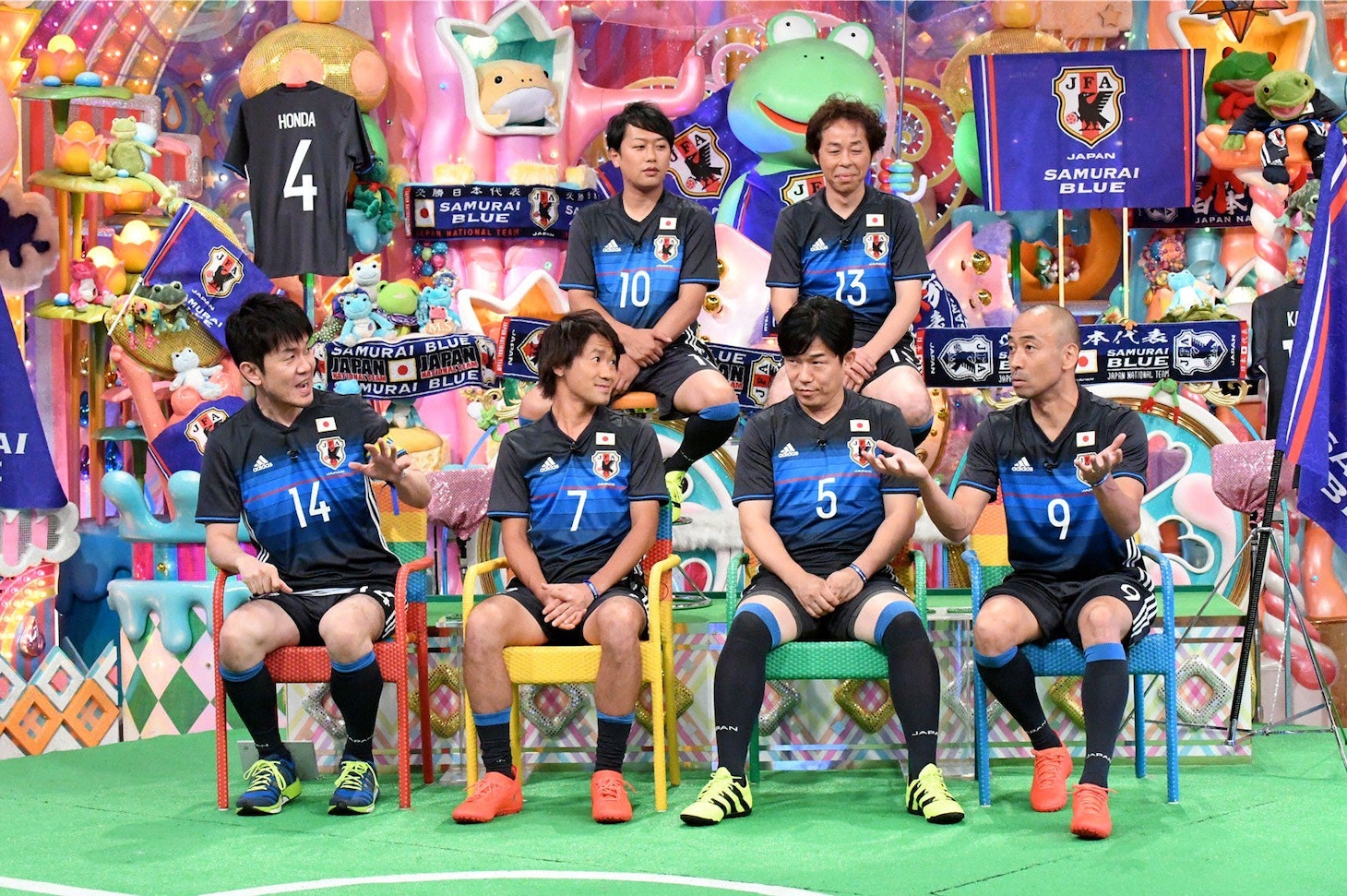 「アメトーーク！」に出演する「サッカー日本代表応援芸人」たち。(c)テレビ朝日