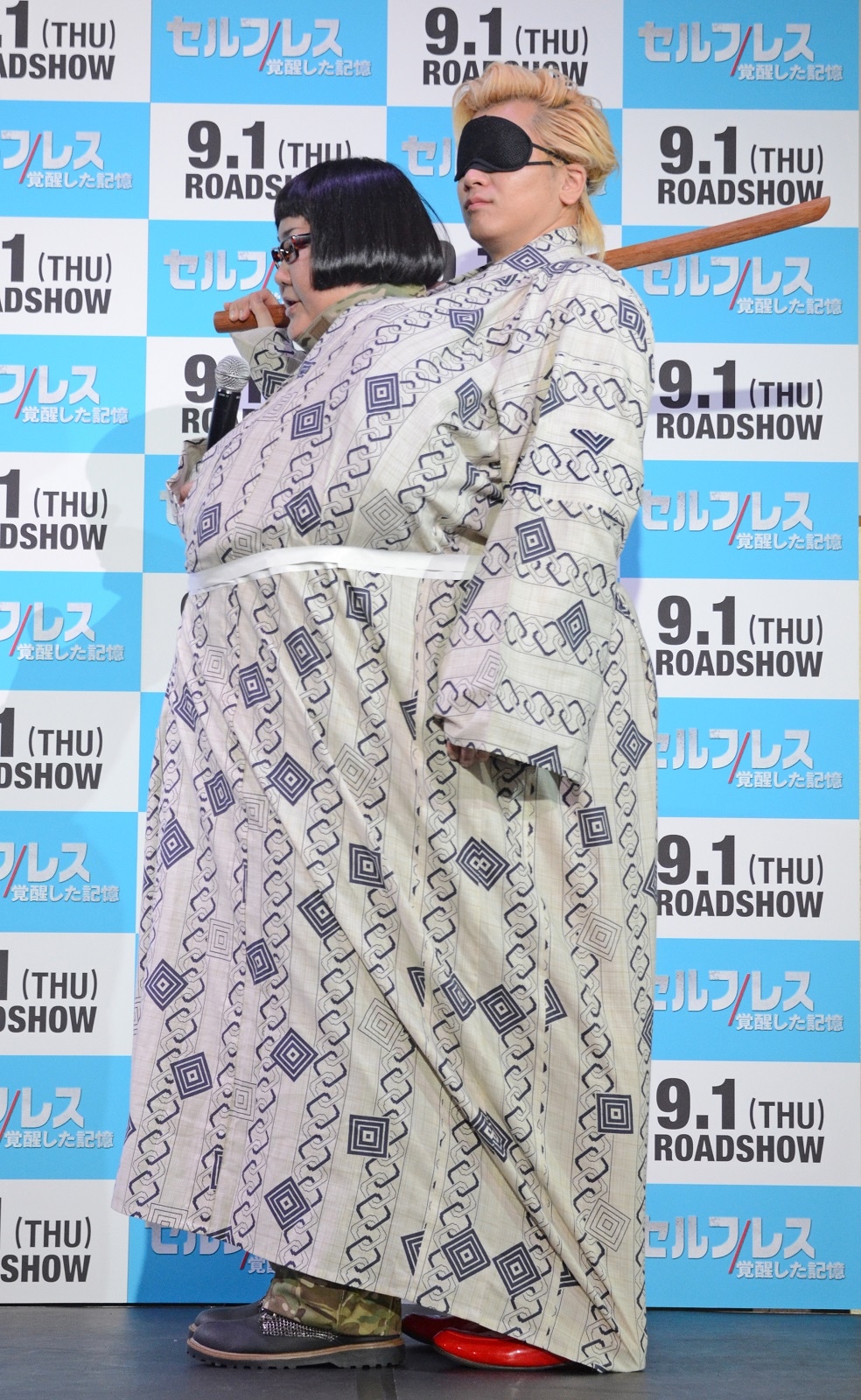 二人羽織姿になったメイプル超合金。