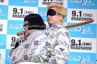 二人羽織姿になったメイプル超合金。