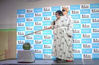 二人羽織でのスイカ割りに挑戦するメイプル超合金。