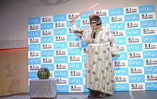 二人羽織でのスイカ割りに挑戦するメイプル超合金。