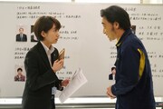 「ON 異常犯罪捜査官・藤堂比奈子」に出演するジャングルポケット斉藤（右）と、波瑠（左）。(c)関西テレビ