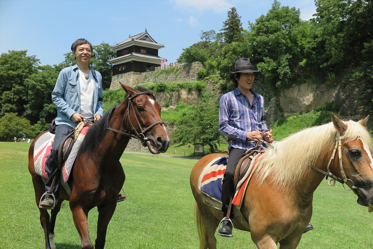 「板尾＆ジュニアのひづめロマン～馬でめぐる街道の旅～」に出演する（左から）板尾創路、千原ジュニア。(c)BS朝日