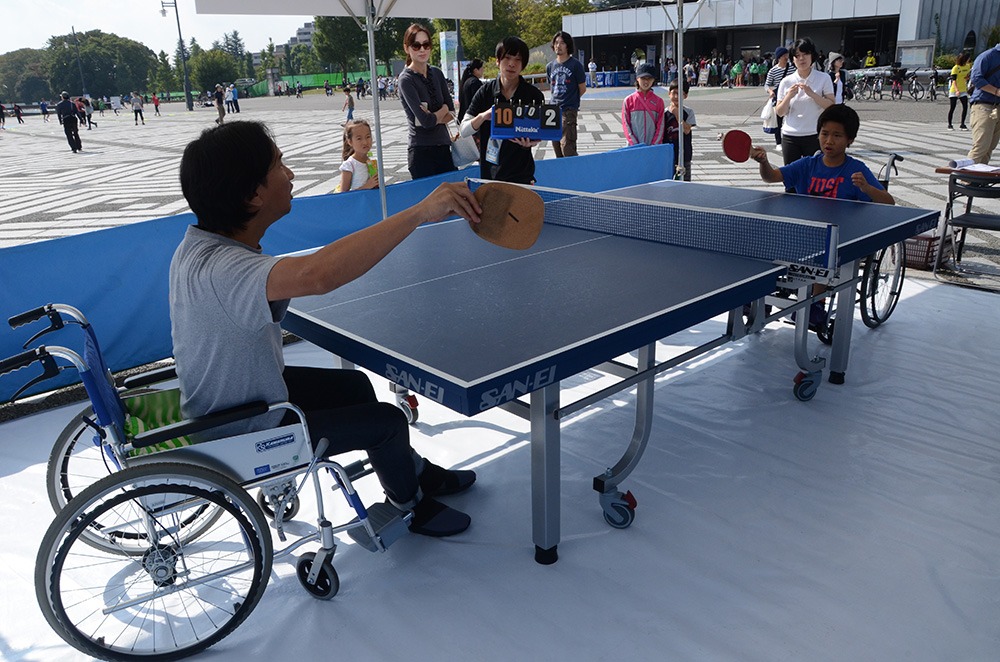 車椅子卓球体験のイメージ。