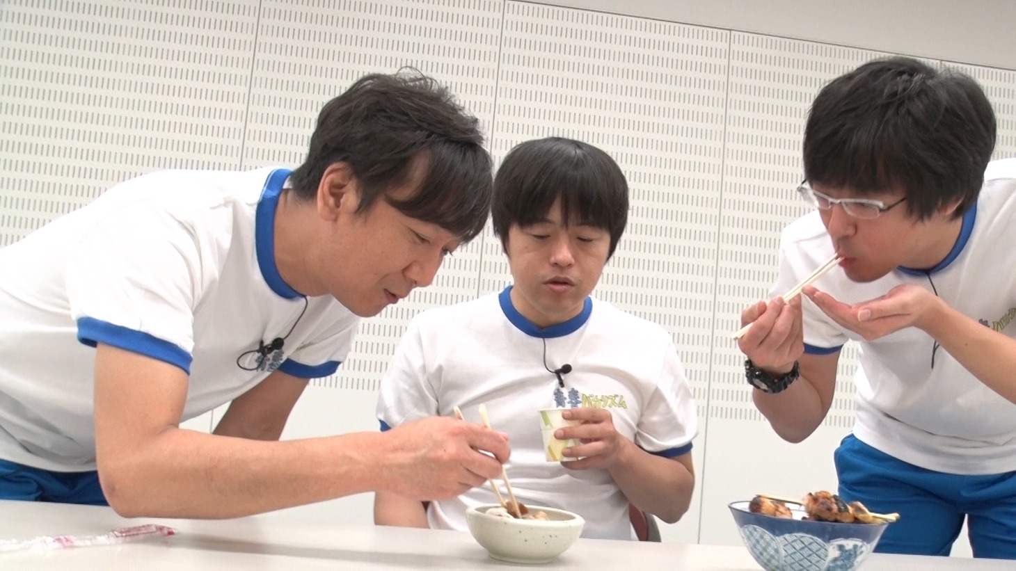 「青春バカリズム」でおいしい料理を試食するバカリズム（中央）と、東京03飯塚（左）、東京03豊本（右）。(c)テレビ朝日