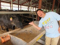 「肉リポーター」を務めるフォーリンデブはっしー。(c)SBS