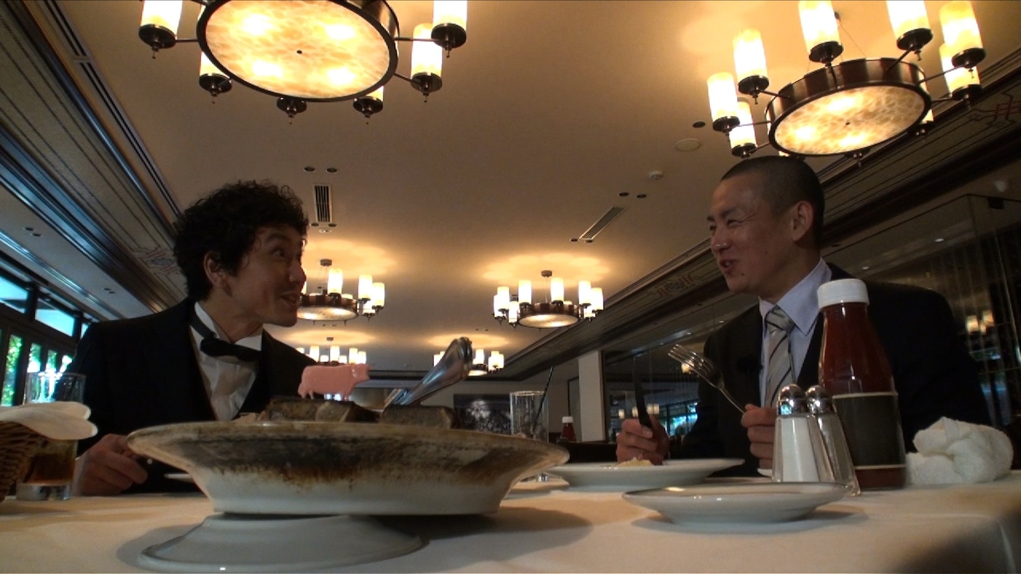 「肉リポーター」を務める（左から）地球・マグ万平、超車晃大。(c)SBS