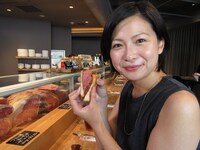 「肉リポーター」を務める宮地眞理子。(c)SBS