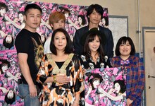 舞台「さがり」に出演する（前列左から）椿鬼奴、小川菜摘、森三中・黒沢。（後列左から）ギンナナ金成、平田裕一郎、兼崎健太郎。