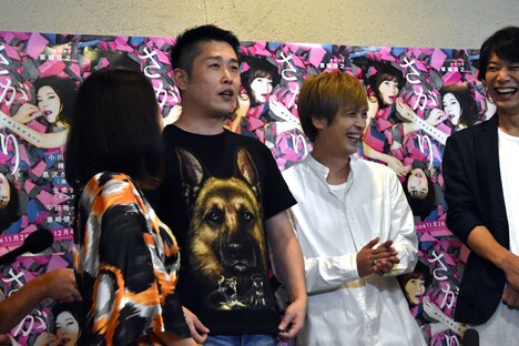 小川菜摘にプレゼントされたTシャツをアピールするギンナナ金成。