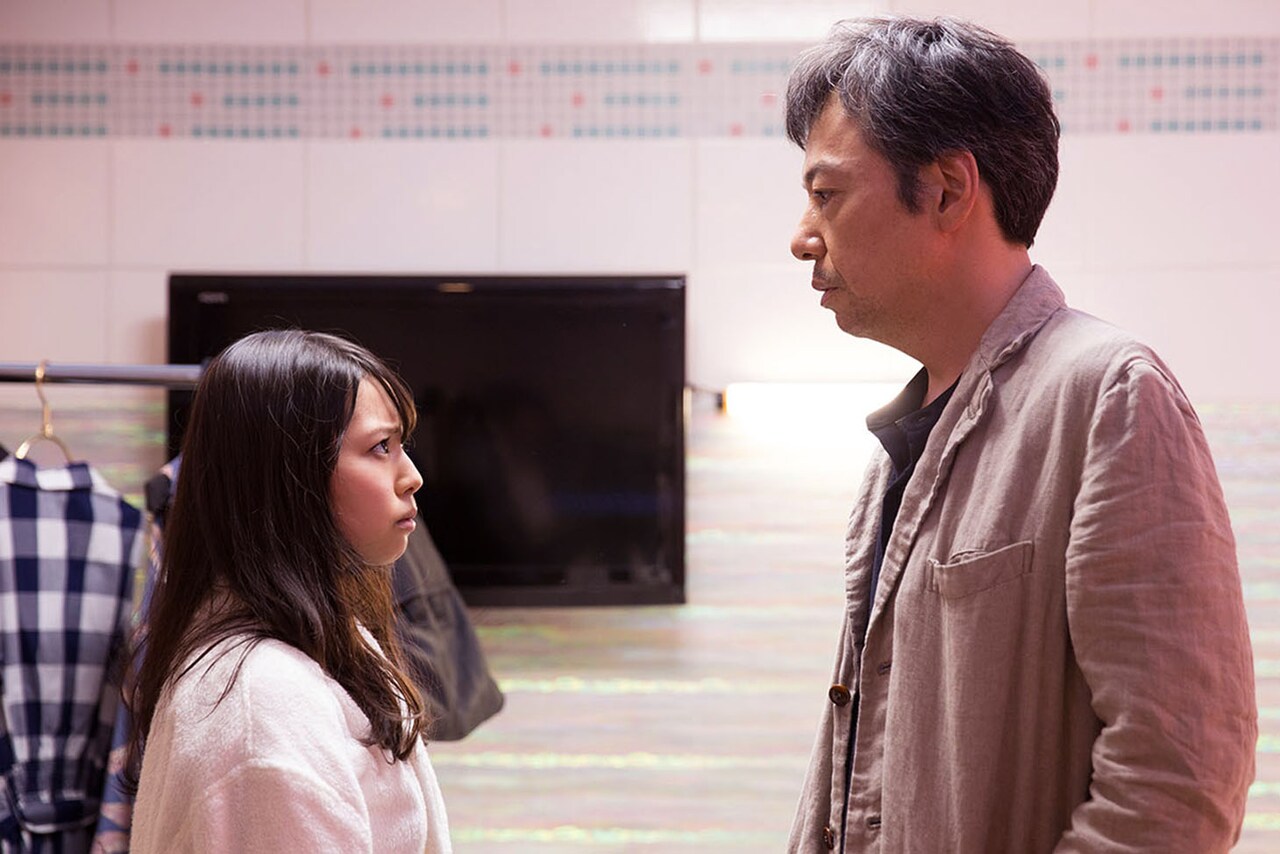 「ジムノペディに乱れる」に出演する板尾創路（右）と岡村いずみ。(c)2016日活