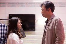 「ジムノペディに乱れる」に出演する板尾創路（右）と岡村いずみ。(c)2016日活