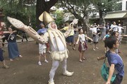 「イカ大王の夏のラジオ体操行脚」に挑戦するイカ大王（ドランクドラゴン塚地）。(c)NHK