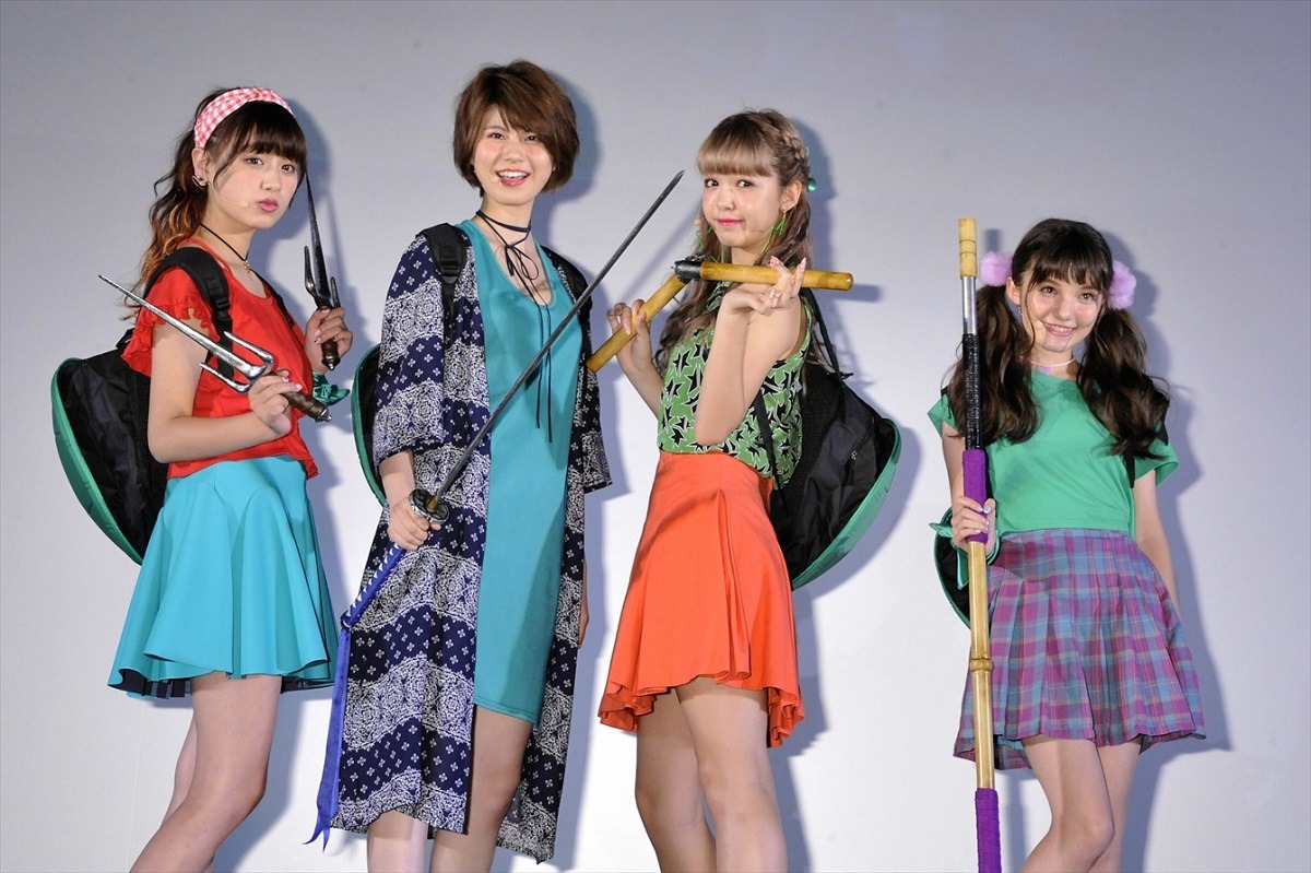 左から鶴嶋乃愛、田中若葉、藤田ニコル、東海林クレア。