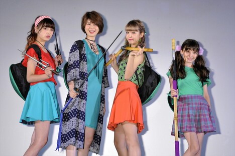 左から鶴嶋乃愛、田中若葉、藤田ニコル、東海林クレア。