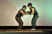 “亀の子たわしカーペット”の上を歩く（左から）宮川大輔、オリエンタルラジオ藤森。