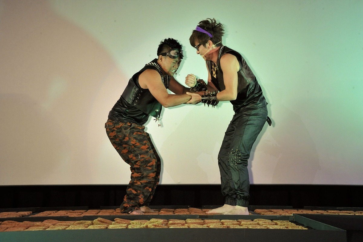 “亀の子たわしカーペット”の上を歩く（左から）宮川大輔、オリエンタルラジオ藤森。