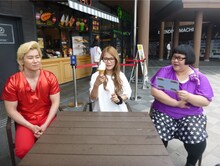 「いきなり！黄金伝説。」に出演するメイプル超合金とギャル曽根（中央）。(c)テレビ朝日