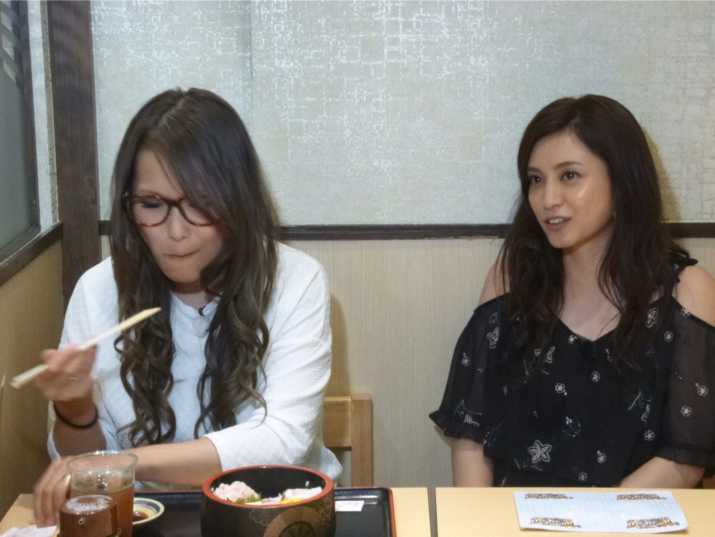 （左から）ギャル曽根、平愛梨。(c)テレビ朝日