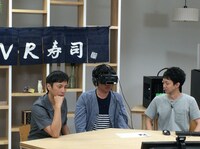 VR寿司を体験するスピードワゴン小沢。(c)MBS