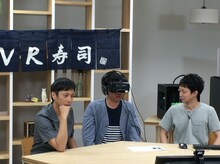 VR寿司を体験するスピードワゴン小沢。(c)MBS