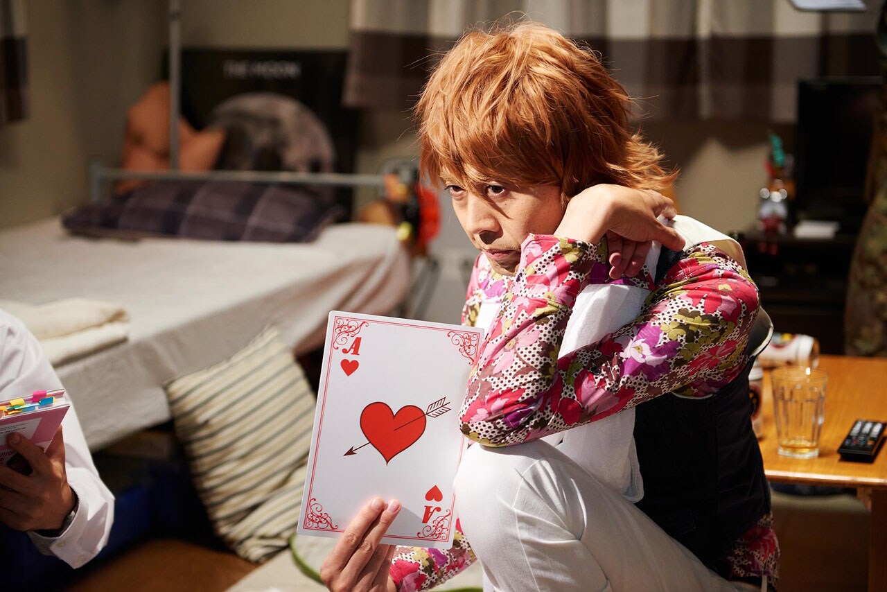 アンガールズ田中扮するLOVEイリュージョン香川。(c)「侠飯～おとこめし～」製作委員会