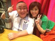 「松村邦洋のOH-！邦自慢」に出演する（左から）松村邦洋、ゲストの松本明子。(c)山口放送