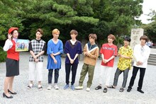 椿鬼奴（左端）と超特急。