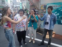 「旅ずきんちゃん」で秋葉原のコンセプトカフェを巡る（左から）みちょぱ、メイプル超合金・安藤なつ、たんぽぽ白鳥、品川庄司・品川。(c)CBC