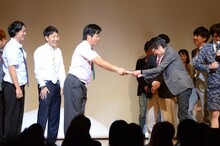 堀義貴社長から賞金を受け取るななめ45°下池。