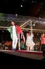 いきものがかりの10周年記念ライブにサプライズ出演した明石家さんま（左）。