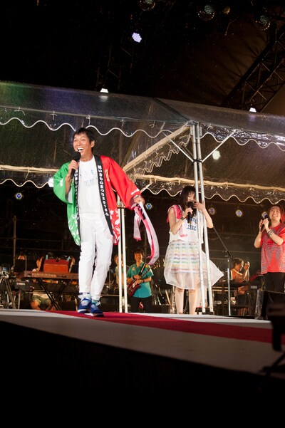 いきものがかりの10周年記念ライブにサプライズ出演した明石家さんま（左）。