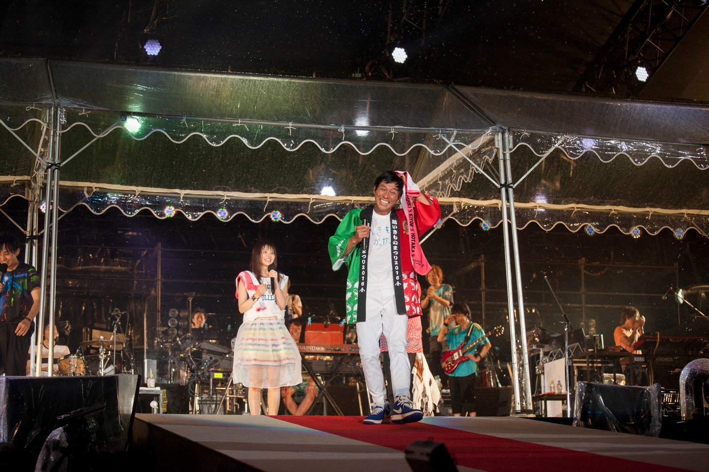 いきものがかりの10周年記念ライブにサプライズ出演した明石家さんま（中央）。