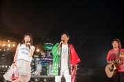 いきものがかりの10周年記念ライブにサプライズ出演した明石家さんま（中央）。